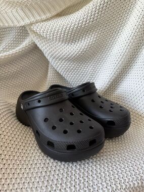 CROCS Classic Platform Clog in Black